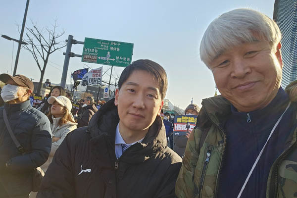 우리 사회 곳곳에 보이지 않는 의인들이 있다. 박정훈 대령의 김규현 변호사님과도 찰칵! [사진 - 통일뉴스 하태한 통신원]