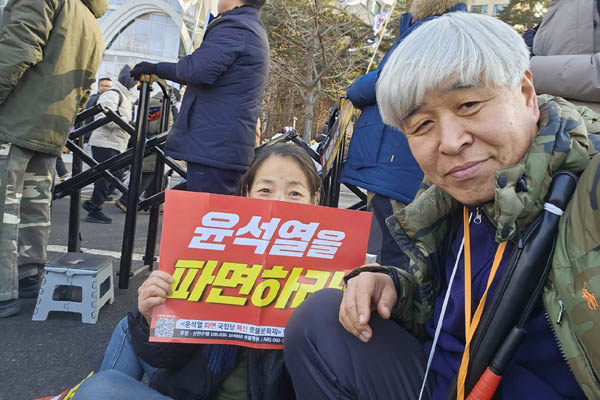 구로지인 현혜정님 덕에 집회장에서 모처럼 제자리를 지켰다. [사진 - 통일뉴스 하태한 통신원]