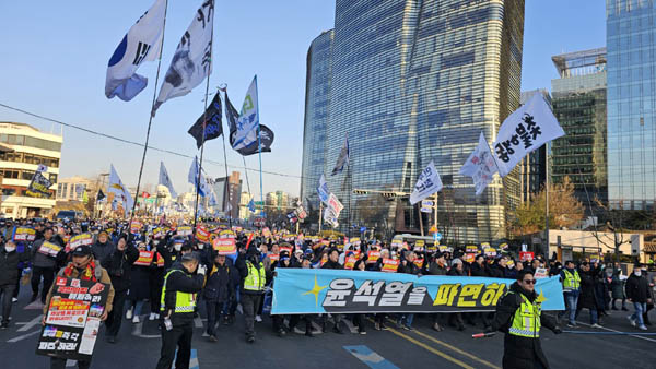 행렬은 역시 깃발과 인파가 많아야... [사진 - 통일뉴스 하태한 통신원]