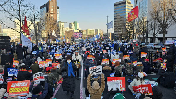 안국역 앞은 인파로 뒤덮였지만 대열은 질서정연하다. [사진 - 통일뉴스 하태한 통신원]