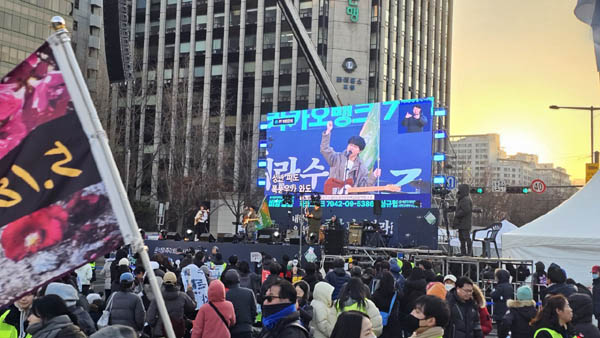 집회는 역시 발언과 공연, 말로 시작해 노래로 끝나야 제 맛!  [사진 - 통일뉴스 하태한 통신원]