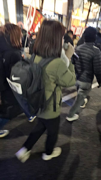 한번도 쉬지 않고 행진 내내 구호를 선창한 평통사 관계자에게  혀를 내두르며 박수와 칭찬을 보냈다. 다시는 평통사를 따라가지 말아야지 목도 쉬고 너무 힘들었다. [사진 - 통일뉴스 하태한 통신원]