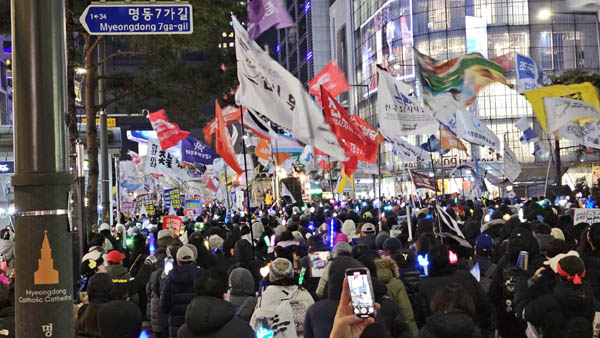 명동까지 행진한 덕에 깃발 군무의 장관을 감상할 수 있었다. [사진 - 통일뉴스 하태한 통신원]