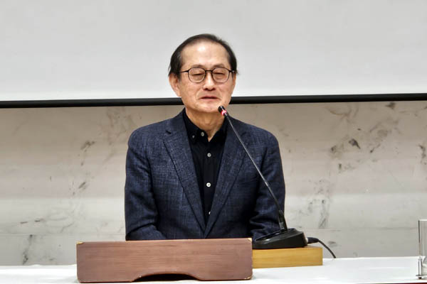 고인으로부터 문명교류학을 배워 온 엄광용 소설가가 추도사를 하고 있다. [사진 - 통일뉴스 김치관 기자]