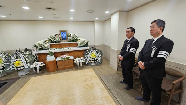 중국 연변에서 온 고인의 동생 정승현 씨와 조카가 조문객을 받고 있다. [사진 - 통일뉴스 김치관 기자]
