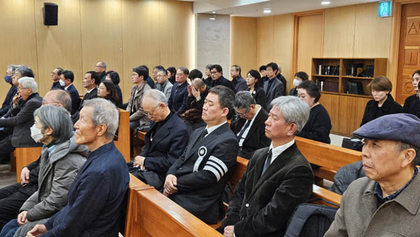 계획에 없던, 제대로 공지되지 않은 추도식이었지만 50여 명의 가까운 지인들이 자리잡은 가운데 조촐하게 진행됐다. [사진 - 통일뉴스 김치관 기자]