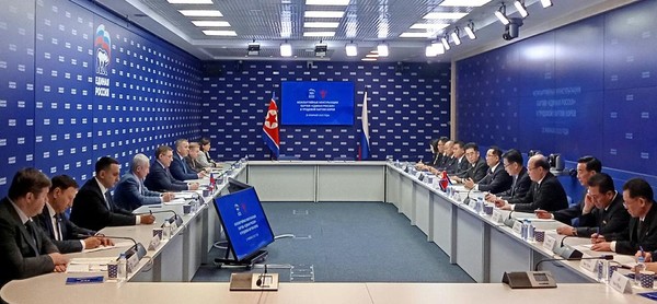 리히용 조선로동당 대표단장(당 정치국위원)이 25일 러시아 집권당인 통일러시아당 총이사회 비서인 블라디미르 야쿠셰프 연방평의회 젭부의장과 회담을 진행했다. [사진-노동신문]