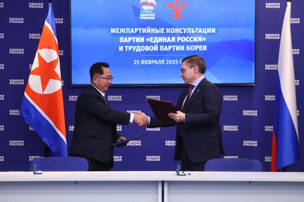 리히용 단장과 야쿠셰프 비서가 의정서를 교환하고 있다. [사진-통합러시아당]