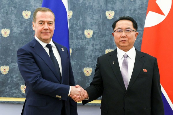 드미트리 메드베데프 국가안보회의 부의장이 26일 오후 러시아를 방문중인 리히용 조선로동당 대표단장을 만나 회담을 진행했다. [사진-통합러시아]