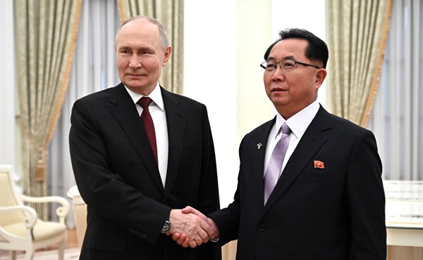 27일 크렘린궁에서 만난 푸틴 러시아 대통령과 리히용 북 노동당 비서. [사진-크렌린궁]