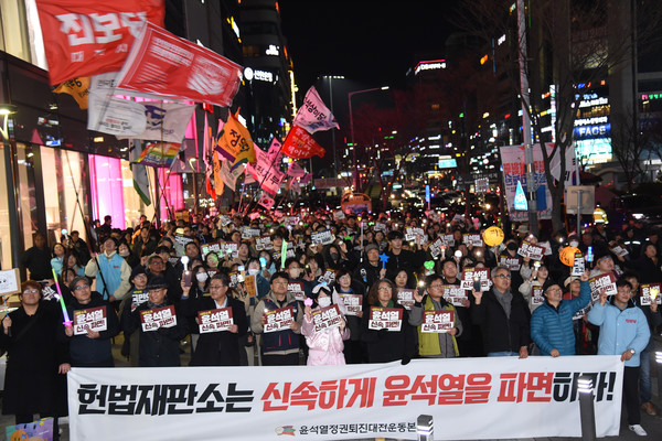 윤석열정권퇴진대전운동본부는 28일 저녁 7시에 ‘윤석열 파면! 국민의힘 해체! 사회대개혁! 27차 대전시민대회’를 개최했다. [사진-통일뉴스 임재근 객원기자]