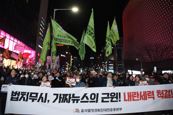 윤석열정권퇴진대전운동본부는 28일 저녁 7시에 ‘윤석열 파면! 국민의힘 해체! 사회대개혁! 27차 대전시민대회’를 개최했다. [사진-통일뉴스 임재근 객원기자]