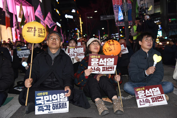 윤석열정권퇴진대전운동본부는 28일 저녁 7시에 ‘윤석열 파면! 국민의힘 해체! 사회대개혁! 27차 대전시민대회’를 개최했다. [사진-통일뉴스 임재근 객원기자]