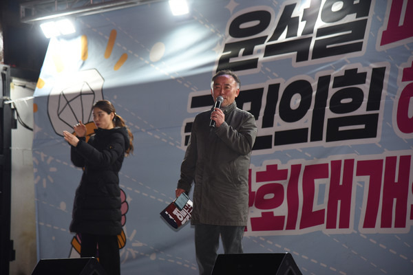 ‘윤석열 파면! 국민의힘 해체! 사회대개혁! 27차 대전시민대회’에서 김성훈 씨가 시민발언을 하고 있다. [사진-통일뉴스 임재근 객원기자]