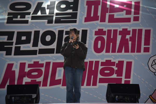 ‘윤석열 파면! 국민의힘 해체! 사회대개혁! 27차 대전시민대회’에서 충남대학교 김소담 학생이 시민발언을 하고 있다. [사진-통일뉴스 임재근 객원기자]