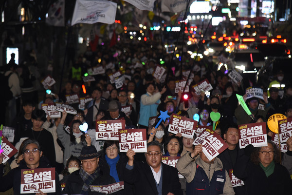 윤석열정권퇴진대전운동본부는 28일 저녁 7시에 ‘윤석열 파면! 국민의힘 해체! 사회대개혁! 27차 대전시민대회’를 개최했다. [사진-통일뉴스 임재근 객원기자]