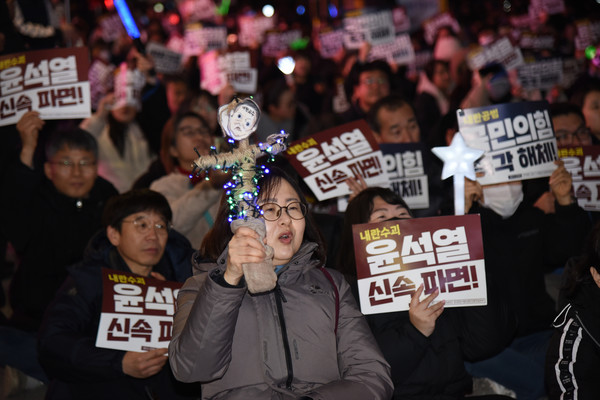 윤석열정권퇴진대전운동본부는 28일 저녁 7시에 ‘윤석열 파면! 국민의힘 해체! 사회대개혁! 27차 대전시민대회’를 개최했다. [사진-통일뉴스 임재근 객원기자]