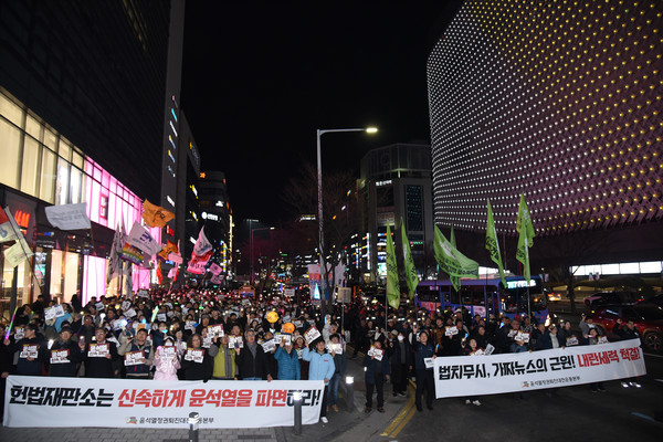 윤석열정권퇴진대전운동본부는 28일 저녁 7시에 ‘윤석열 파면! 국민의힘 해체! 사회대개혁! 27차 대전시민대회’를 개최했다. [사진-통일뉴스 임재근 객원기자]