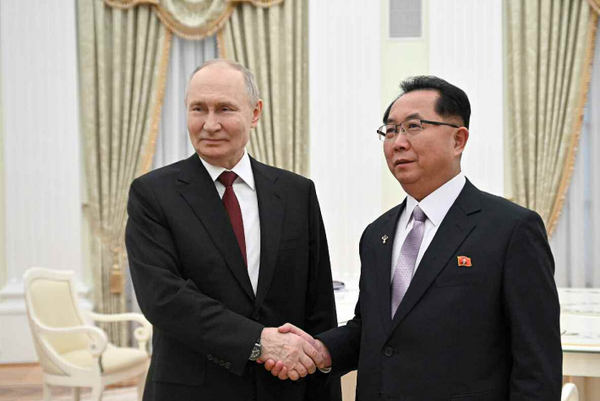 리히용 조선로동당 대표단장(당 정치국원)이 지난달 27일(현지시각) 모스크바 크렘린궁에서 블라비미르 푸틴 대통령을 만났다. [사진-노동신문]