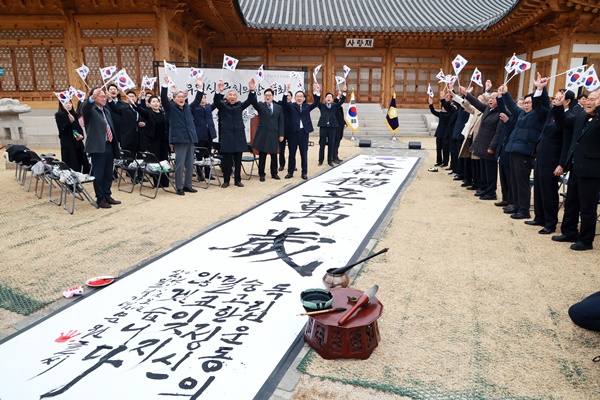 지난달 28일 국회 사랑재로 독립운동가 후손들을 초청한 우원식 의장.  [사진-국회 사무처]
