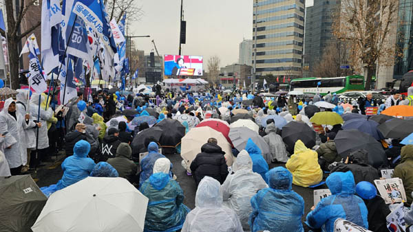 3.1절 오후 2시에 촛불행동이 129차 전국집중 촛불문화제를 개최했다. [사진 - 통일뉴스 하태한 통신원]