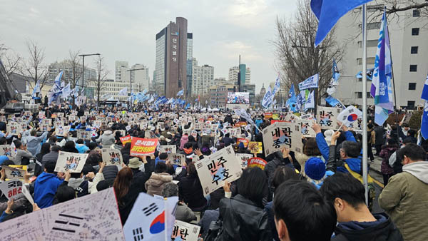  ‘윤석열 즉각퇴진·사회대개혁 비상행동’이 주최한 13차 범시민대행진에 참석했다. 야5당 범국민대회를 마치고 정치인들도 참석했다. [사진 - 통일뉴스 하태한 통신원]