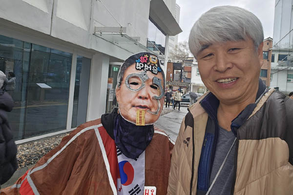 오늘도 춤을 추는 박열tv 유튜버. [사진 - 통일뉴스 하태한 통신원]