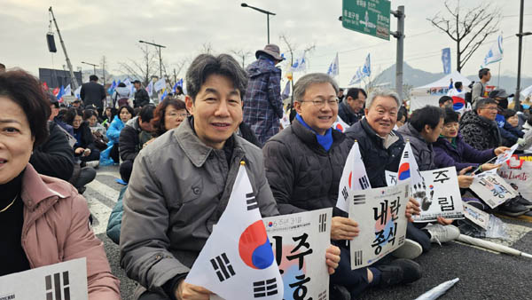 구로지역 정치인들도 태극기 들고 나란히. 왼쪽부터 노경숙 구로구 의원, 윤건영 구로을 국회의원, 장인홍 더불어민주당 구로구청장 예비후보. [사진 - 통일뉴스 하태한 통신원]