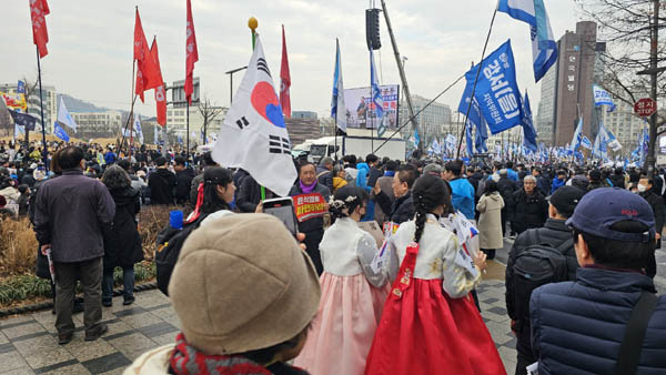 3.1절을 맞아 태극기와 한복이 눈에 띄었다. [사진 - 통일뉴스 하태한 통신원]