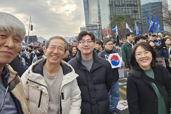 최태영 구로구 의원 가족과도 찰칵! [사진 - 통일뉴스 하태한 통신원]