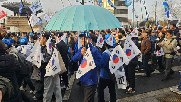 기발한 태극기 우산. [사진 - 통일뉴스 하태한 통신원]