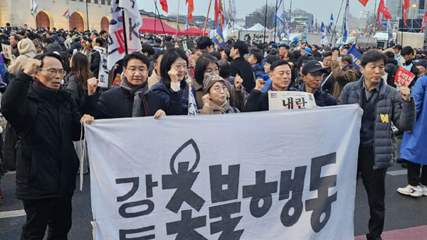 강동 촛불행동. [사진 - 통일뉴스 하태한 통신원]