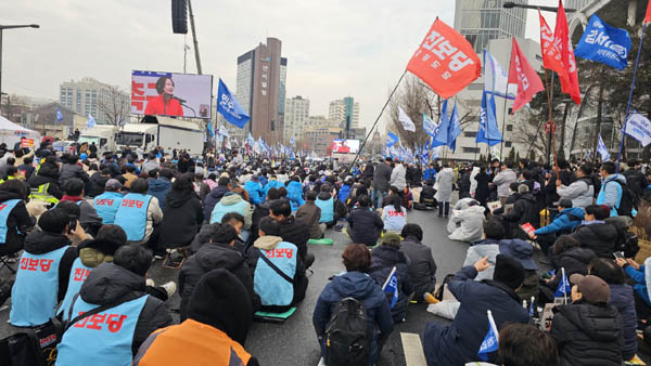 탄핵집회에 가장 열성적으로 참여하고 있는 진보당. [사진 - 통일뉴스 하태한 통신원]