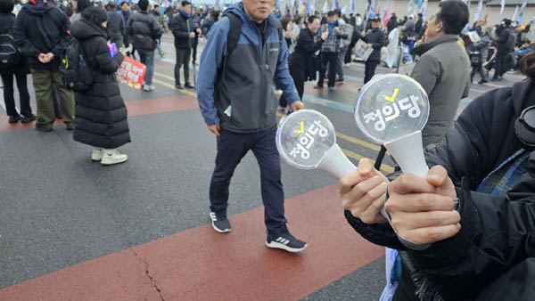 정의당 응원봉도. [사진 - 통일뉴스 하태한 통신원]