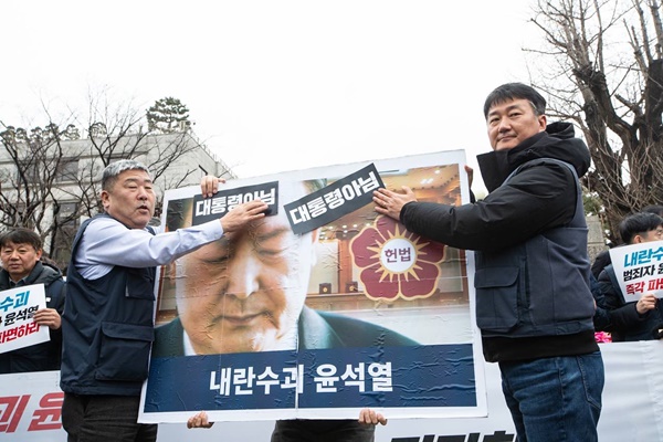 4일 서울 안국동 헌법재판소 앞에서 김동명(왼쪽), 양경수 위원장이 윤석열 파면을 촉구하는 퍼포먼스를 진행했다. [사진-민주노총]