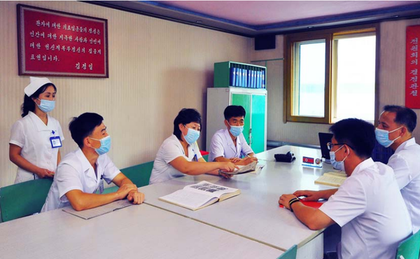 의료일꾼들이 임상기술 수준을 높이기 위한 모임을 갖고 있다. 평양시 평천구역병원. [사진-민주조선]