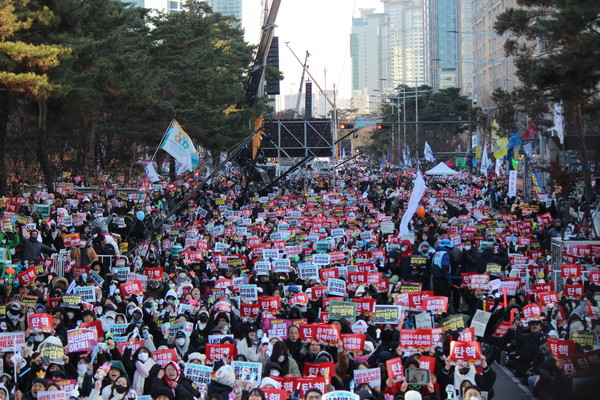 지나해 12월 14일 시민 200만명(주최측 추산)이 국회 일대에서  '내란수괴 윤석열 즉각 탄핵! 범국민촛불대행진'을 진행했다. [통일뉴스 자료사진]