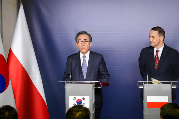 조태열 외교장관은 5일 라도스와프 시코르스키(Radosław Sikorski) 폴란드 외교장관과 한-폴란드 외교장관회담을 갖고 공동언론발표를 통해 회담 주요 결과를 설명했다. [사진 제공 - 외교부]