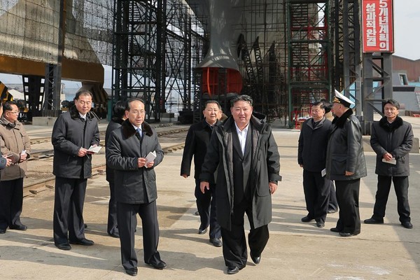 김정은 국무위원장이 주요 조선소들을 찾아 '핵동력 전략유도탄잠수함' 건조실태를 점검하는 등 함선건조사업을 지도했다고 [노동신문]이 8일 보도했다. [사진-노동신문]