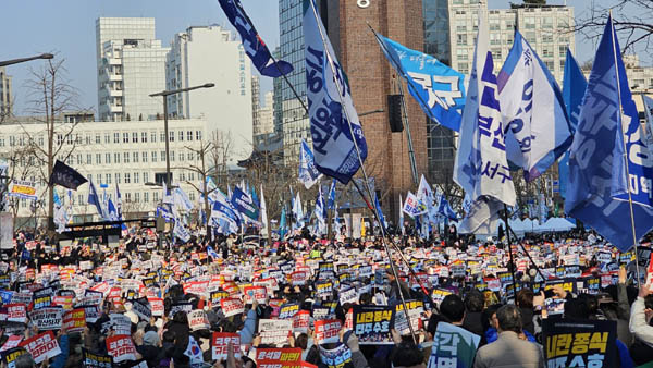 야5당의 ‘윤석열 파면 공동집회’가 8일 오후 안국동 헌법재판소 인근에서 진행됐다. [사진 - 통일뉴스 하태한 통신원]