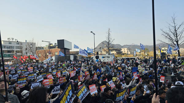 8일 오후 안국동 헌법재판소 인근에서 촛불행동의 ‘130차 전국집중 촛불문화제’가 열렸다. [사진 - 통일뉴스 하태한 통신원]