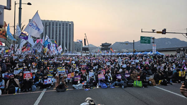 ‘윤석열 즉각 퇴진과 사회대개혁 비상행동’의 ‘14차 범시민 대행진’이 8일 오후 광화문에서 개최됐고, 종로까지 행진했다. 집회 도중 윤석열 석방 소식이 전해지자 분노가 터져나왔다. [사진 - 통일뉴스 하태한 통신원]