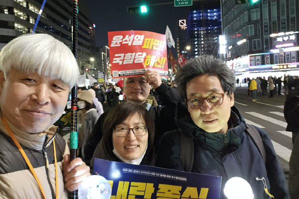 집회장에서 고등학교, 대학교 지인들을 많이 만났다. 늘 함께하고 있는 고대 동지들. [사진 - 통일뉴스 하태한 통신원]