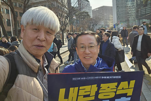 대학교 1년 후배 조승현 전김포시의원과 찰칵! [사진 - 통일뉴스 하태한 통신원]