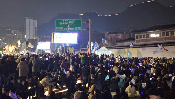 윤석열 석방을 규탄하며 매일 오후 7시에 집회가 열리고 있다. 일요일인 9일에도 규탄집회가 광화문에서 열렸다. [사진 - 통일뉴스 하태한 통신원]