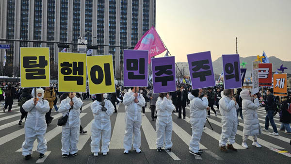 복장까지 갖춰입고 탈핵을 외치는 이들이 눈길을 끌었다. [사진 - 통일뉴스 하태한 통신원]