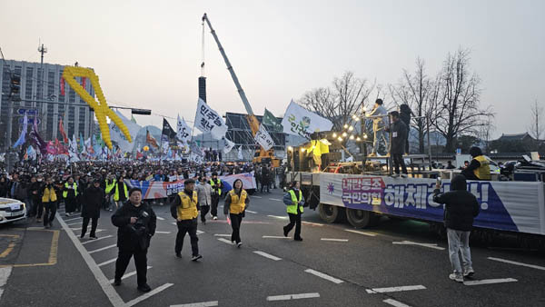 선도차량의 인도를 받으며, 대행진은 종로3가까지 이어졌다. [사진 - 통일뉴스 하태한 통신원]