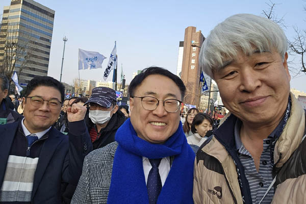 시민운동가 출신으로 행안위에서 좋은 활약을 하고 있는 청주 서원구의 이광희 더불어민주당 의원. 국회의원 선거 과정에서 출퇴근 인사를 7,8회이상 함께 했다. [사진 - 통일뉴스 하태한 통신원]