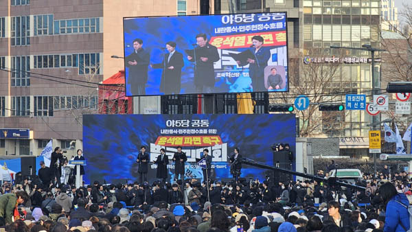 이재명 더불어민주당 대표 등 야당 대표들의 결의문을 낭독하고 있다. [사진 - 통일뉴스 하태한 통신원]