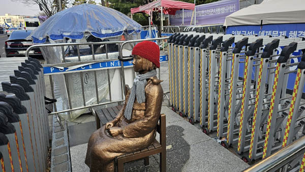 집회장 인근 '갇힌' 소녀상. [사진 - 통일뉴스 하태한 통신원]